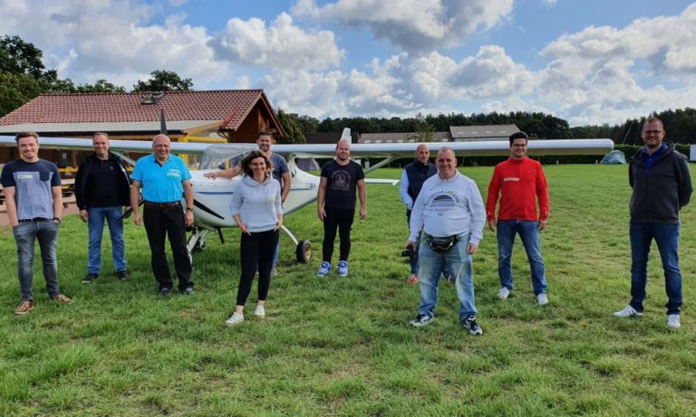 Flugschüler posieren vor der FK9