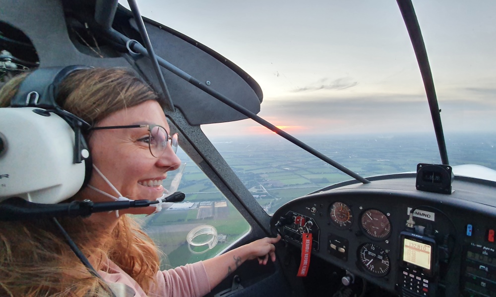 Flugschülerin steuert Flugzeug