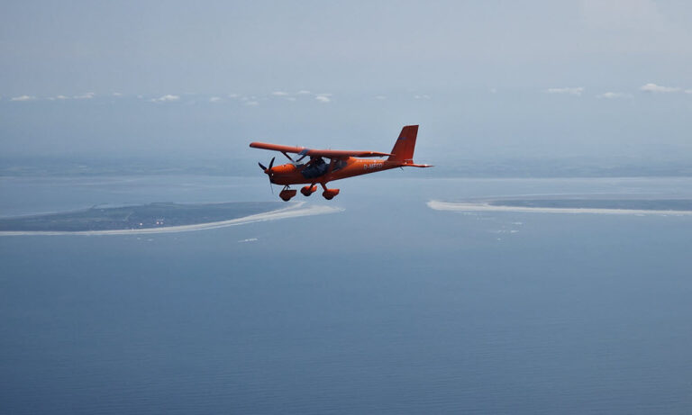 Vereinsflugzeug Aeroprakt A32 D-MFCD über der Nordsee