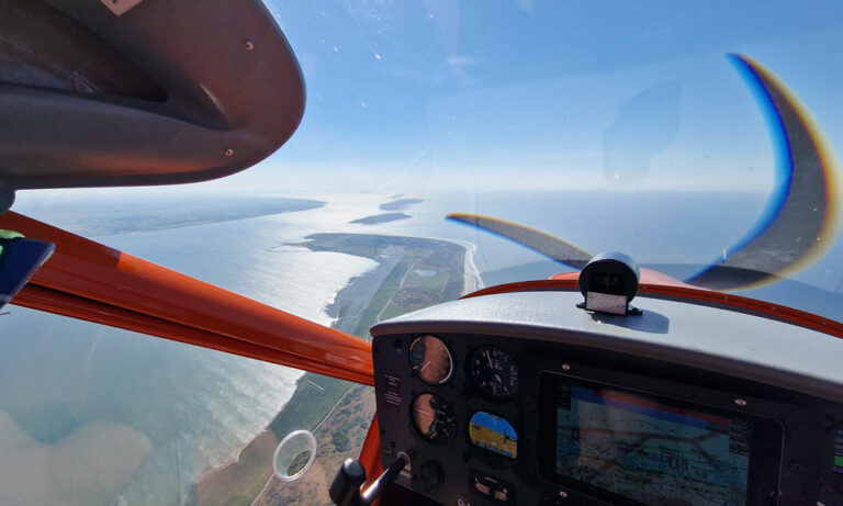 Vereinsflugzeug Aeroprakt A32 D-MFCD über den Nordseeinseln