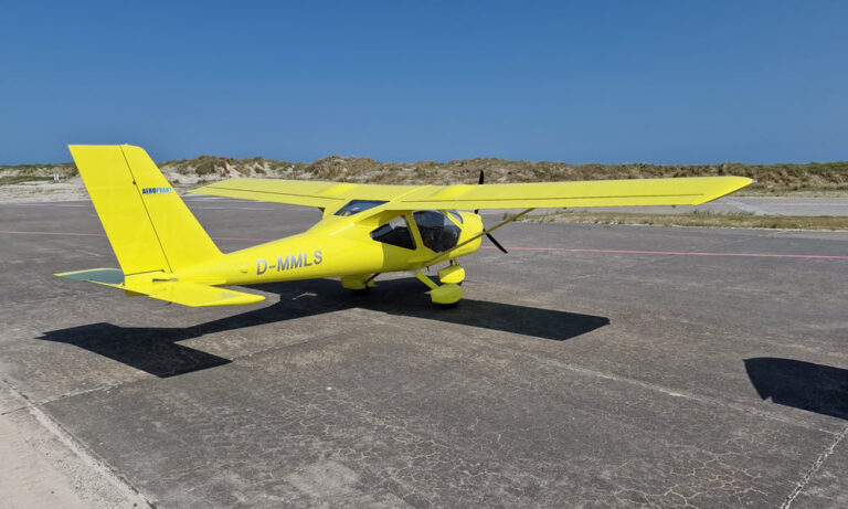 Schulungsflugzeug D-MMLS auf Helgoland-Düne