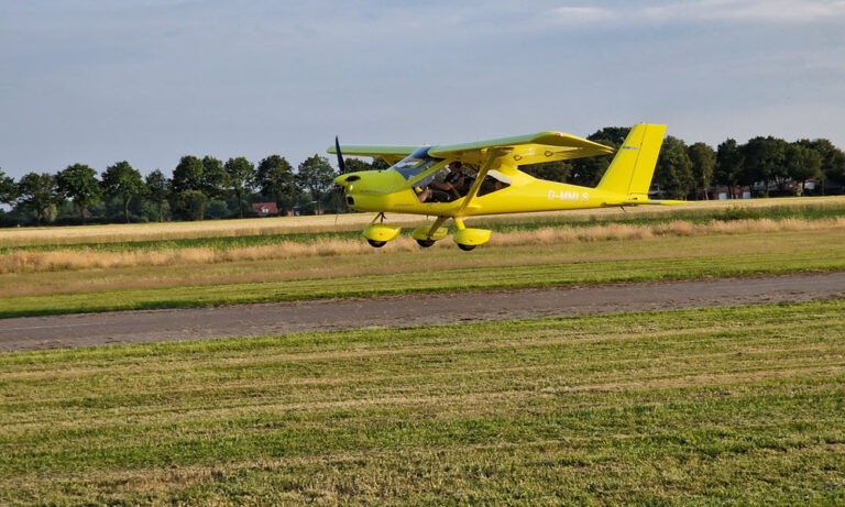 Schulungsflugzeug Aeroprakt A32 D-MMLS beim Durchstartemanöver