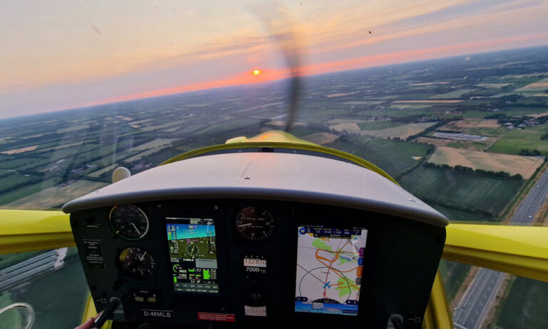 Schulungsflugzeug Aeroprakt A32 D-MMLS Cockpitsicht und Sonnenuntergang